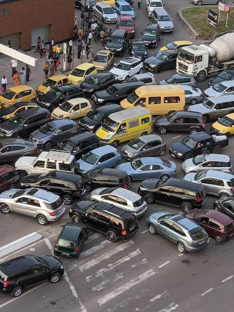 1001378027 Combattre les embouteillages à Kinshasa : L'équipe Suminwa tient à l'ordre sur les routes de la capitale