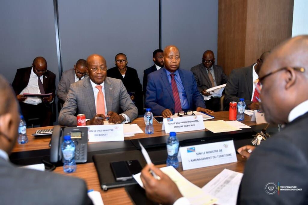 CONSUKTATIONS-VPM-SUITE-2-1024x683 Projet de loi de finances 2026 : Deuxième jour de consultations avec les ministères sectoriels au Cabinet d’Adolphe Muzito Fumutshi