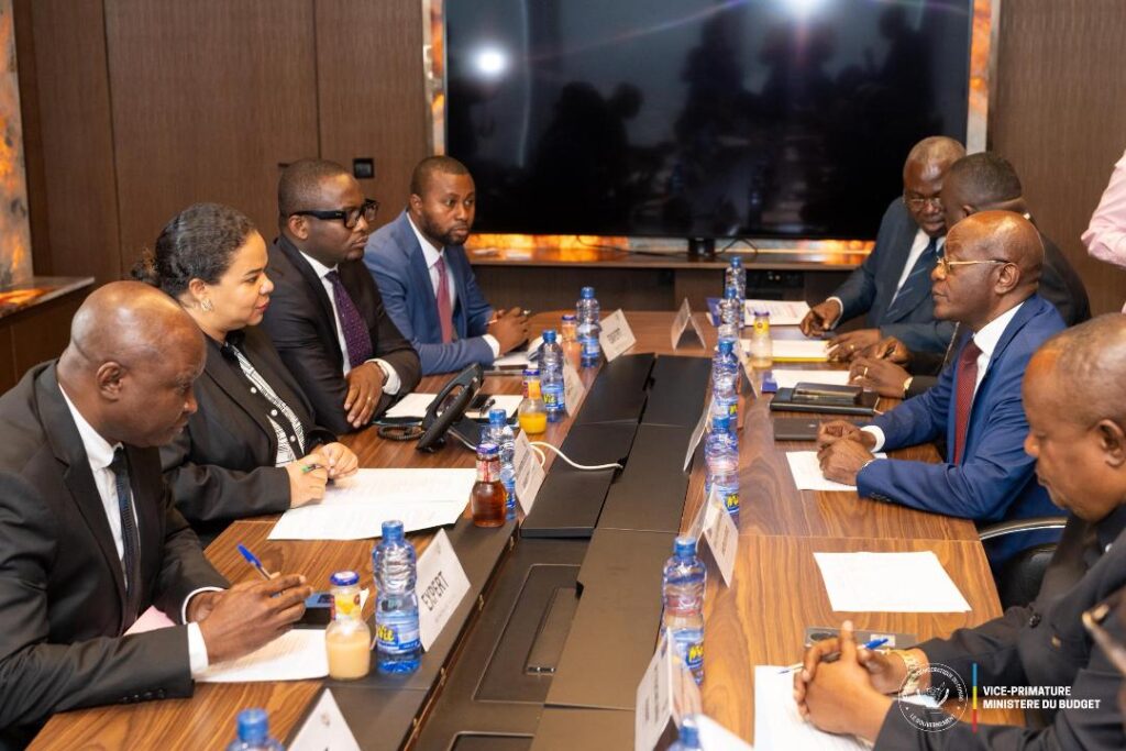 CONSULTATIONS-MINETAT-KAYIKWAMBA-1-1024x683 Projet de loi de finances 2026 : Deuxième jour de consultations avec les ministères sectoriels au Cabinet d’Adolphe Muzito Fumutshi