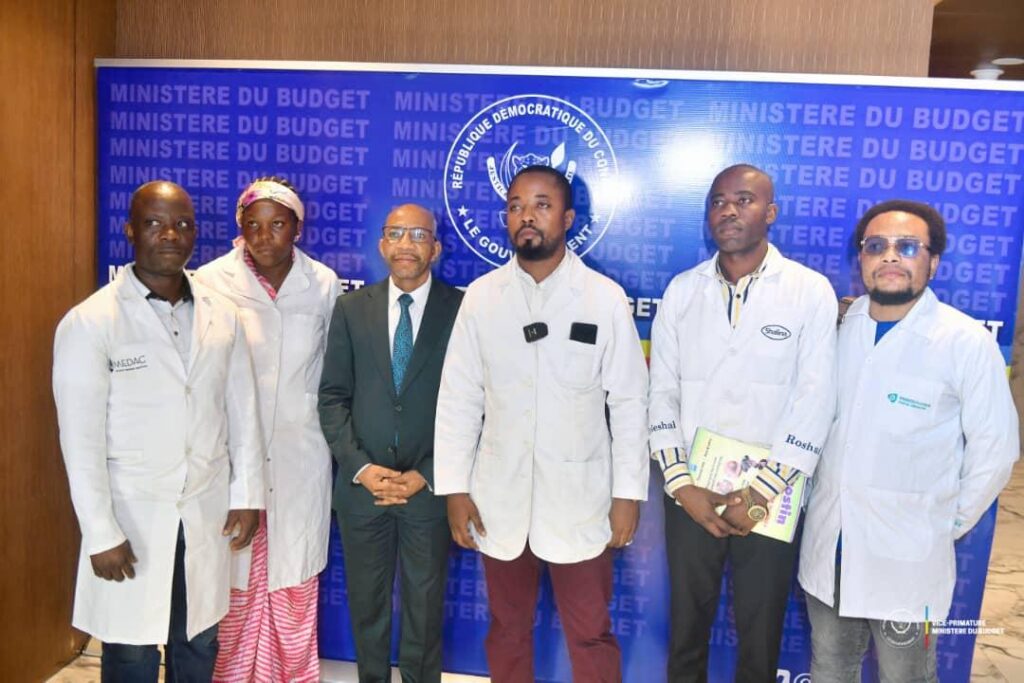 MEDECINS-CHEZ-VPM-MUZITO-1024x683 Projet du Budget 2026 : Médecins non-primés satisfaits de la sensibilité du VPM Adolphe Muzito sur la prise en compte de leurs desiderata 