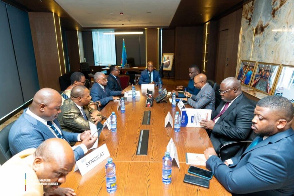 VPM-MUZITO-APUKIN-2-1024x683 Adolphe Muzito reçoit le cahier de charge de l’intersyndicale Budget et promet de concrétiser le 6ème pilier de l'action de Félix Tshisekedi