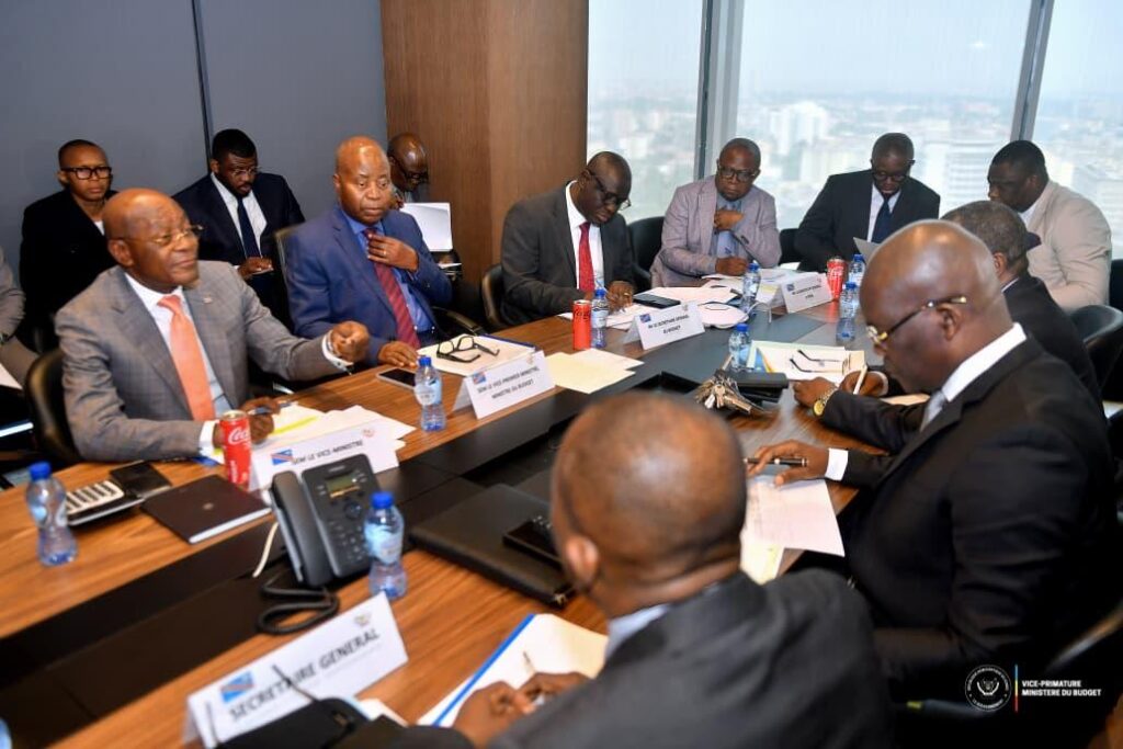 VPM-MUZITO-CONSULTATIONS-1-1-1024x683 Pour un budget 2026 réaliste : le VPM Adolphe Muzito Fumutshi scrute les ministères sectoriels en attendant l'arbitrage de la Cheffe du gouvernement