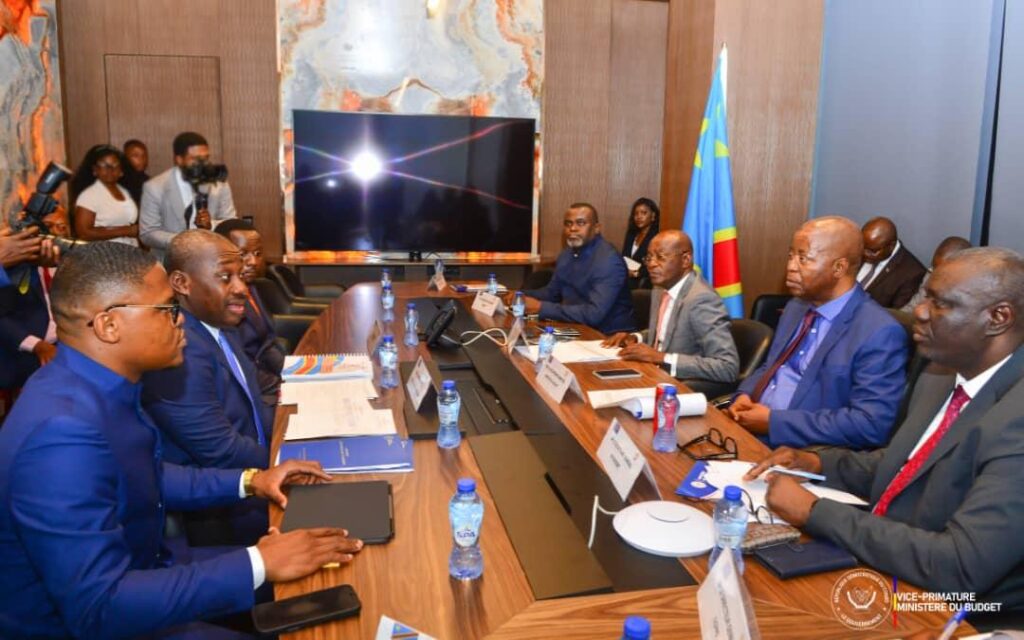 VPM-MUZITO-CONSULTATIONS-5-1-1024x640 Pour un budget 2026 réaliste : le VPM Adolphe Muzito Fumutshi scrute les ministères sectoriels en attendant l'arbitrage de la Cheffe du gouvernement