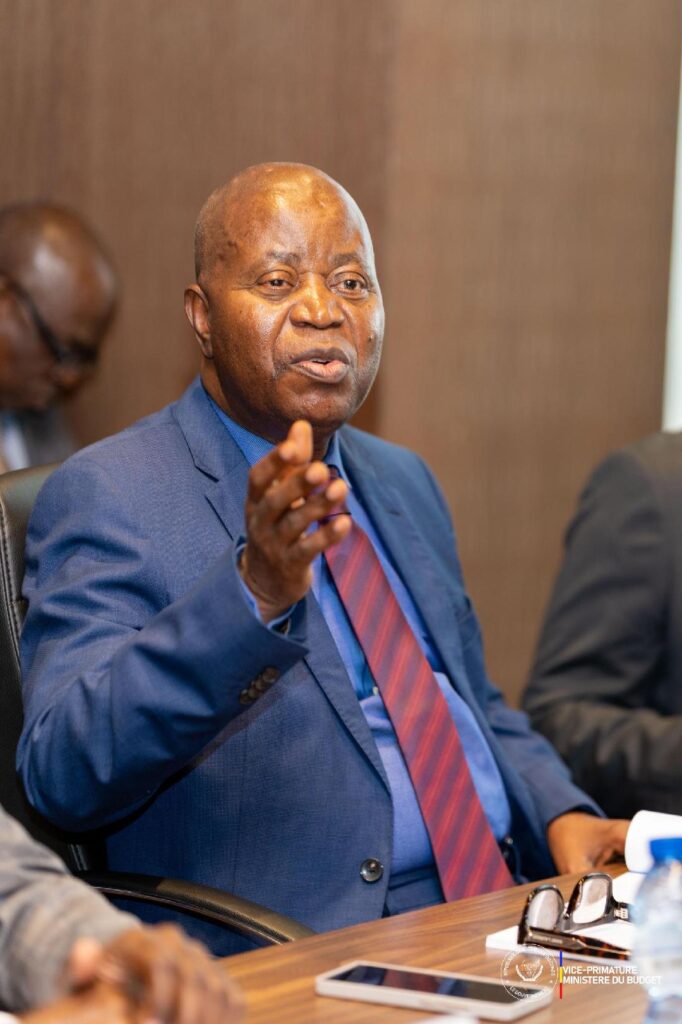 VPM-MUZITO-CONSULTIONS-3-682x1024 Pour un budget 2026 réaliste : le VPM Adolphe Muzito Fumutshi scrute les ministères sectoriels en attendant l'arbitrage de la Cheffe du gouvernement