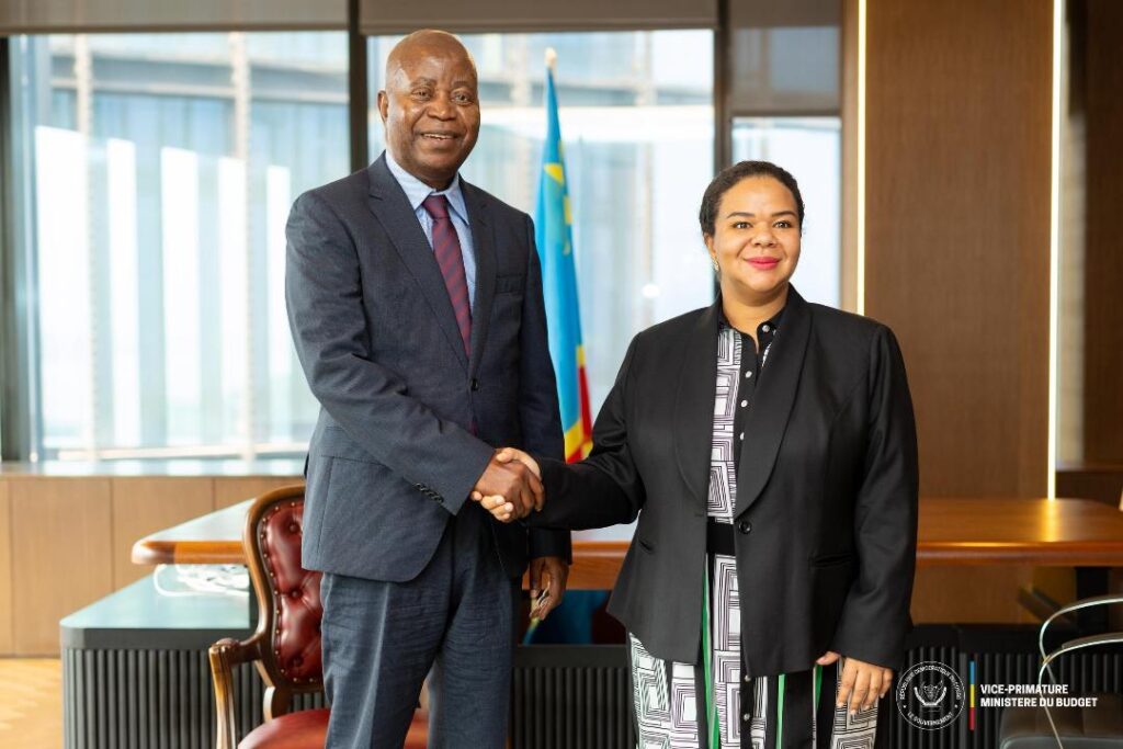 VPM-MUZITO-ET-KAYIKWAMBA-CONSULTATIONS-1-1024x683 Projet de loi de finances 2026 : Deuxième jour de consultations avec les ministères sectoriels au Cabinet d’Adolphe Muzito Fumutshi