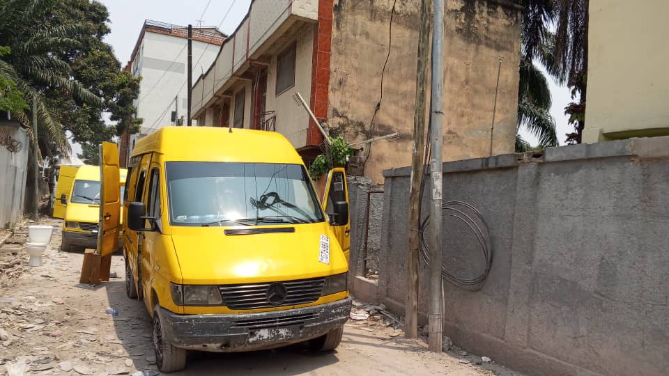 1001395408 Dans quelques minutes la démolition débute sur l'avenue Tombalbay