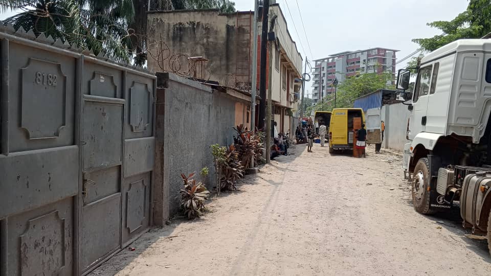 1001395467 Dans quelques minutes la démolition débute sur l'avenue Tombalbay