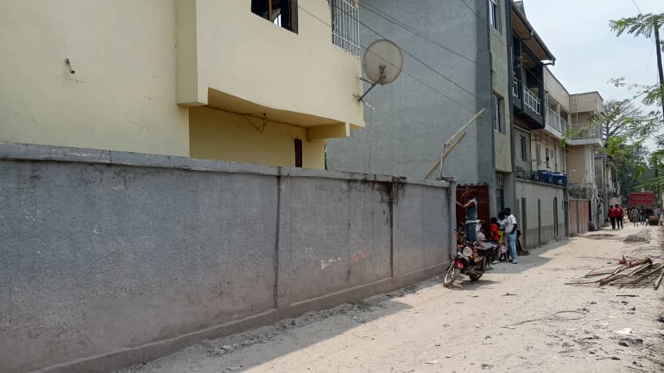 1001395468 Dans quelques minutes la démolition débute sur l'avenue Tombalbay