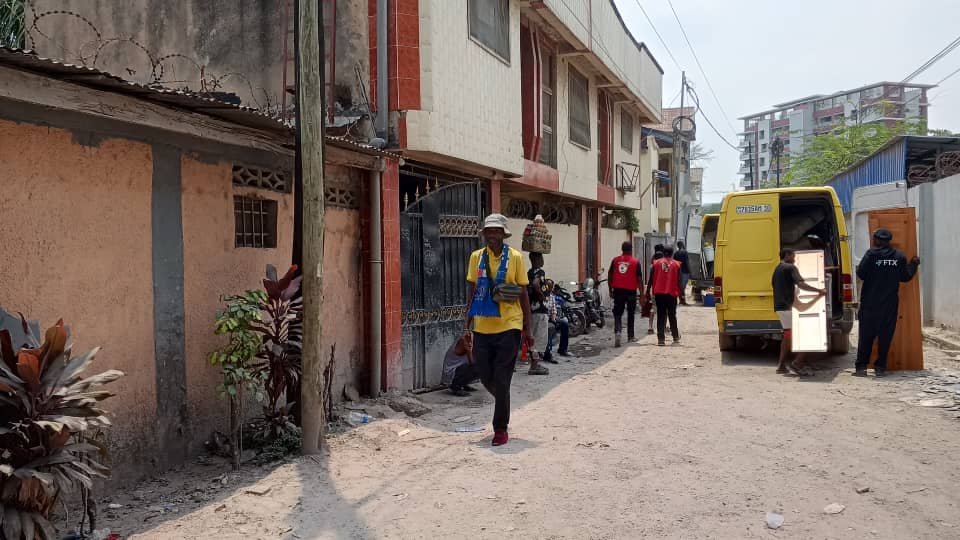 1001395471 Dans quelques minutes la démolition débute sur l'avenue Tombalbay