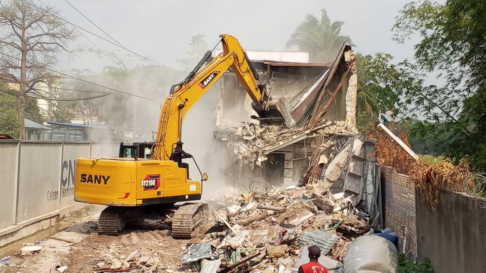 1001395756 film de la démolition de constructions anarchiques sur l'avenue Tombalbay