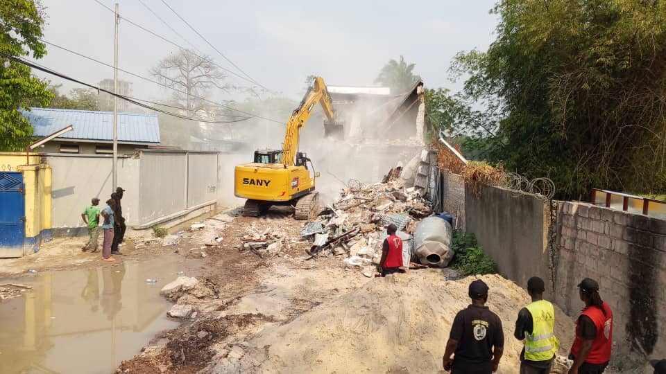 1001395762 film de la démolition de constructions anarchiques sur l'avenue Tombalbay