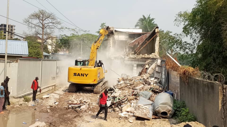 1001395780 film de la démolition de constructions anarchiques sur l'avenue Tombalbay
