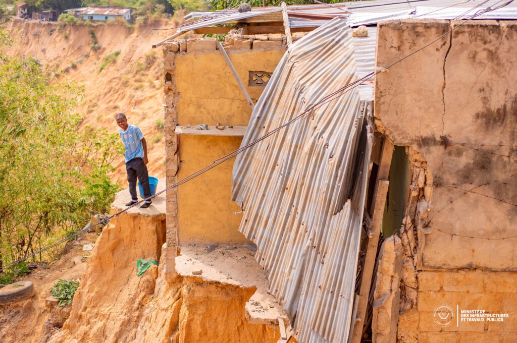 1001457971-1024x680 Erosion Djelo Binza à Delvaux : Le Ministre des ITPR John Banza déploie une mission d'urgence pour passer à l'évaluation