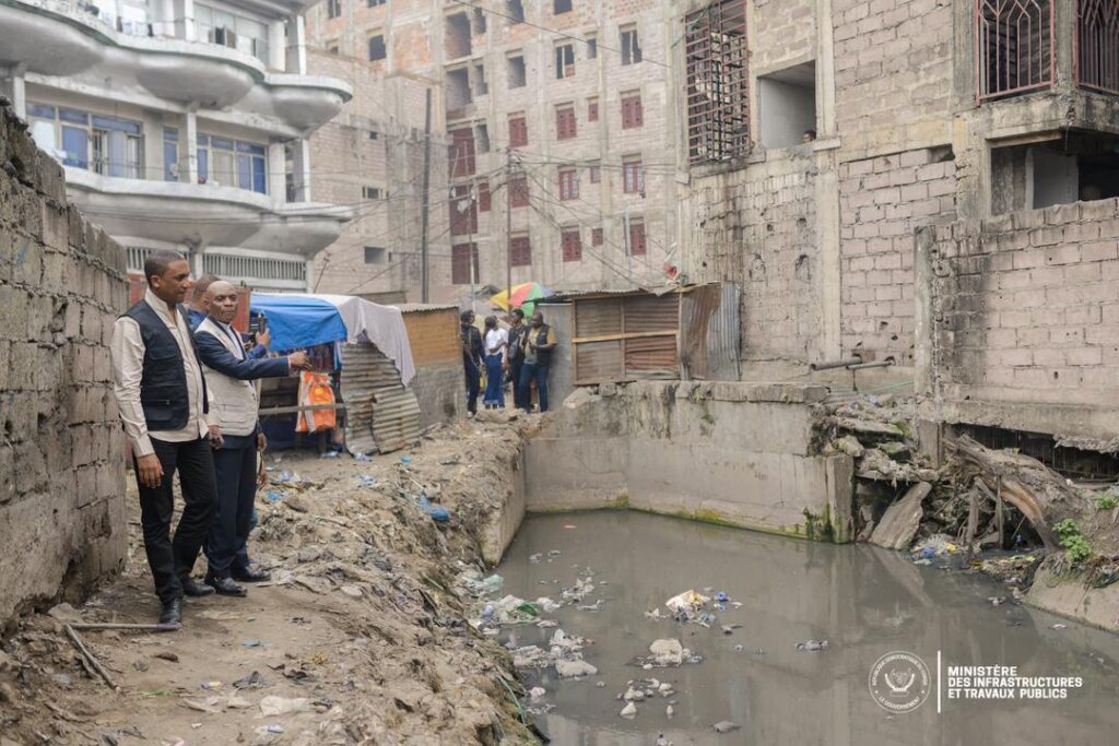 1001461605-1024x683 RDC-ITP : John Banza Lunda dépêche une mission d’urgence pour ausculter les constructions érigées sur les caniveaux