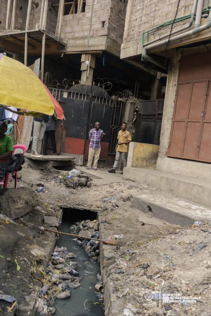 1001461607-683x1024 RDC-ITP : John Banza Lunda dépêche une mission d’urgence pour ausculter les constructions érigées sur les caniveaux