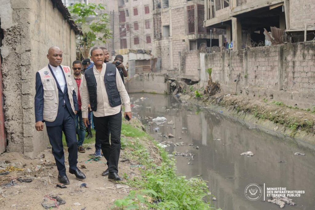 1001461609-1024x683 RDC-ITP : John Banza Lunda dépêche une mission d’urgence pour ausculter les constructions érigées sur les caniveaux