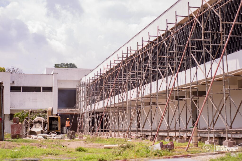 1001466721-1024x680 INBTP : L’ingéniosité et la créativité des étudiants attirent l'attention du Ministre des ITP John Banza