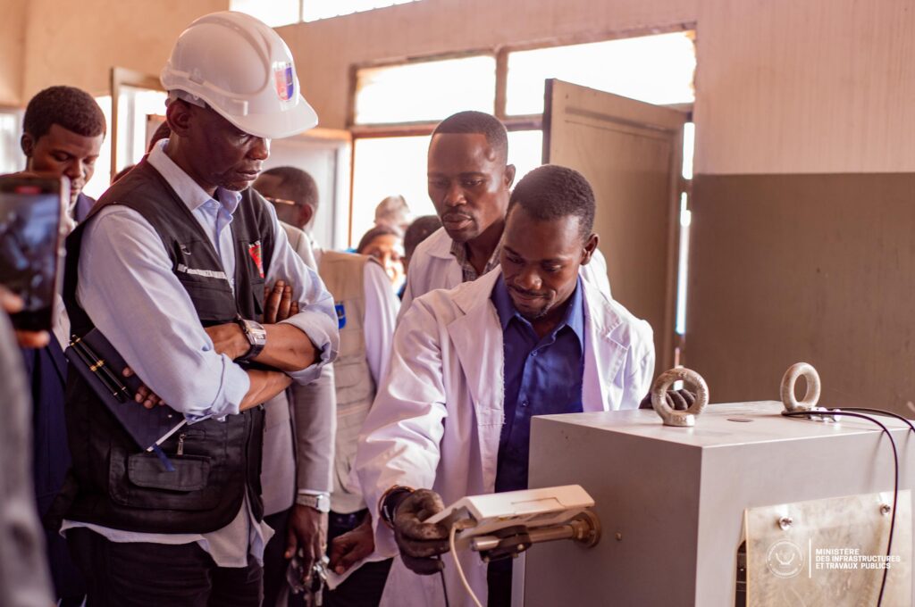 1001466727-1-1024x680 INBTP : L’ingéniosité et la créativité des étudiants attirent l'attention du Ministre des ITP John Banza