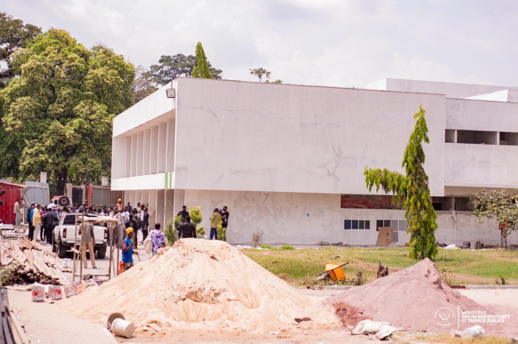 1001466730-1024x680 INBTP : L’ingéniosité et la créativité des étudiants attirent l'attention du Ministre des ITP John Banza