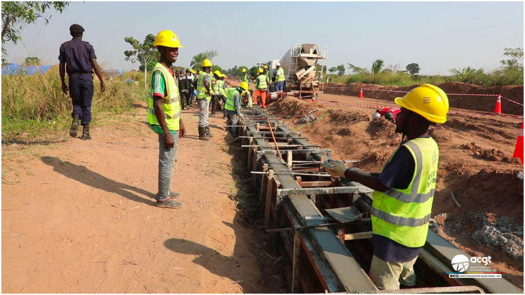 1001494567 Kasaï Central : Le Ministre John Banza Lunda dépêche son conseiller, Junior Nembalemba pour inspecter chantiers d'infrastructures