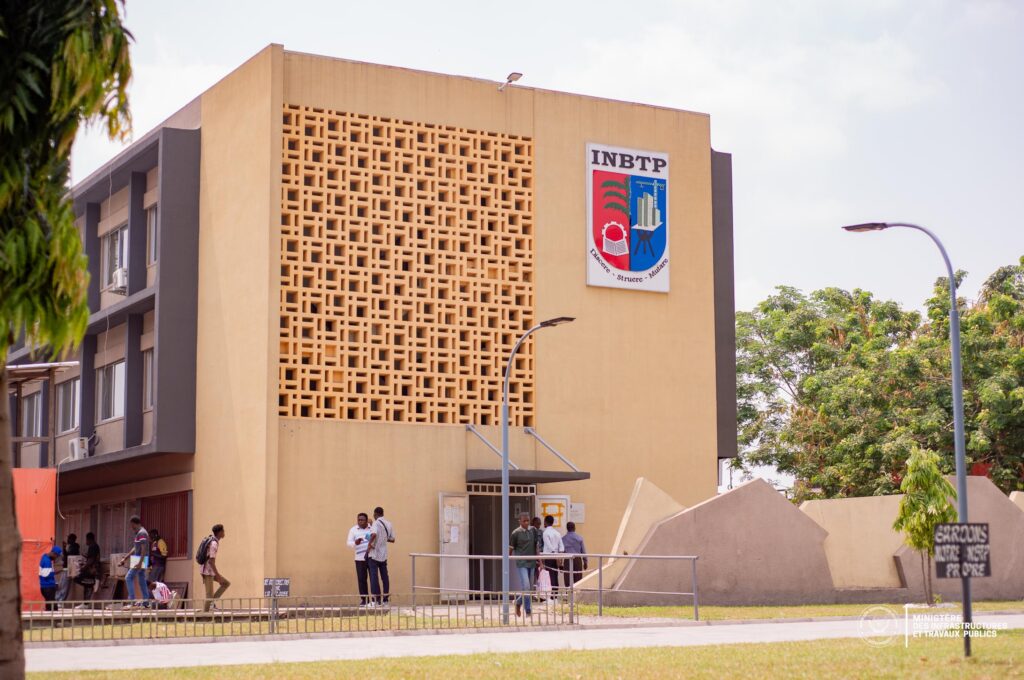 IMG-20251022-WA0067-1024x680 INBTP : L’ingéniosité et la créativité des étudiants attirent l'attention du Ministre des ITP John Banza