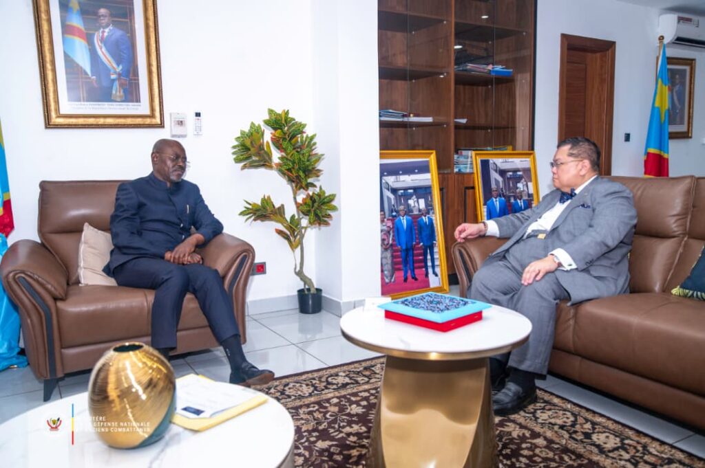 1001510539-1-1024x681 RDC : Le VPM Guy Kabombo Muadiamvita discute des questions de la Défense et sécurité avec l'ancien envoyé spécial du Président Trump