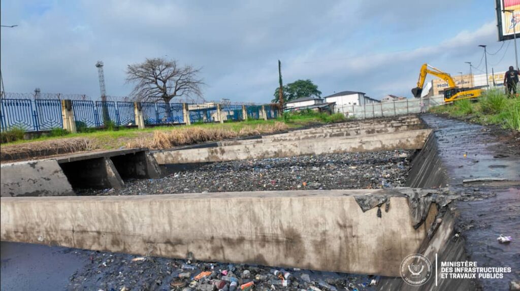 1001512223-1024x573 ‎RDC-pluies diluviennes : Le gouvernement accélère les travaux cruciaux sur le pont Cabu pour désengorger le boulevard Triomphal