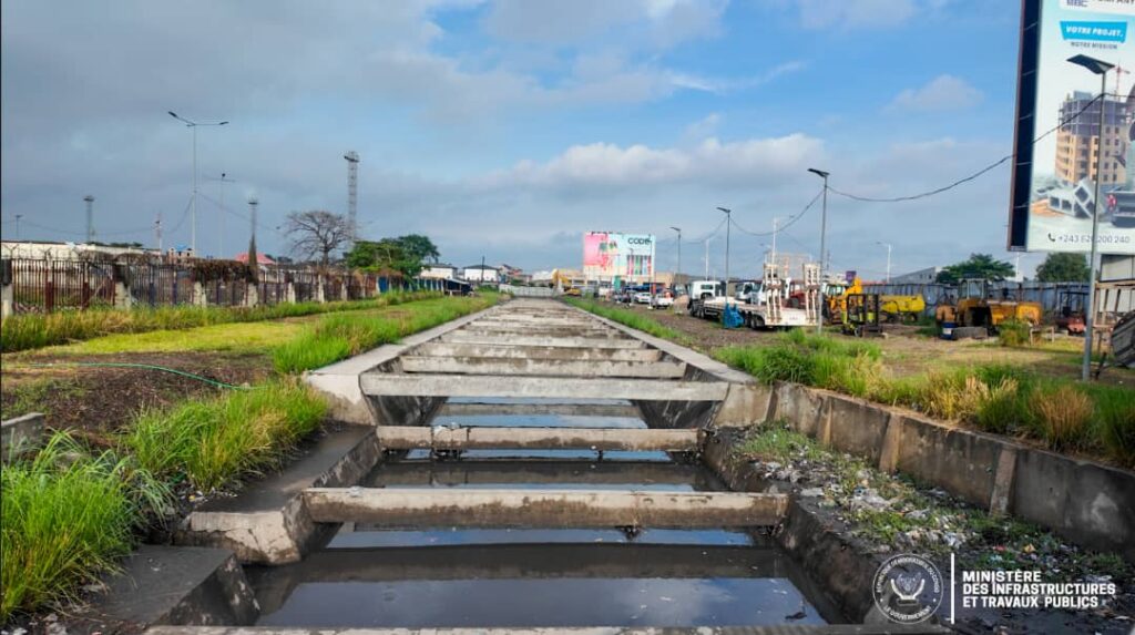 1001512227-1024x573 ‎RDC-pluies diluviennes : Le gouvernement accélère les travaux cruciaux sur le pont Cabu pour désengorger le boulevard Triomphal