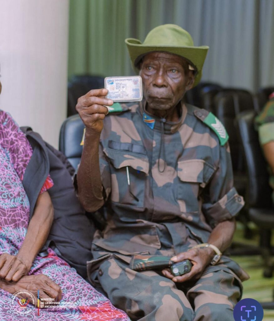 1001517248-875x1024 ‎FARDC-Tshopo : Le VPM Guy Kabombo Muadiamvita annonce la décoration du 1e Sergent major Luhembwa, 102 ans