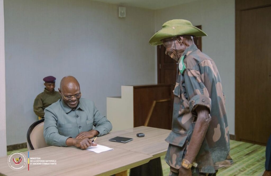 1001517250-1024x667 ‎FARDC-Tshopo : Le VPM Guy Kabombo Muadiamvita annonce la décoration du 1e Sergent major Luhembwa, 102 ans