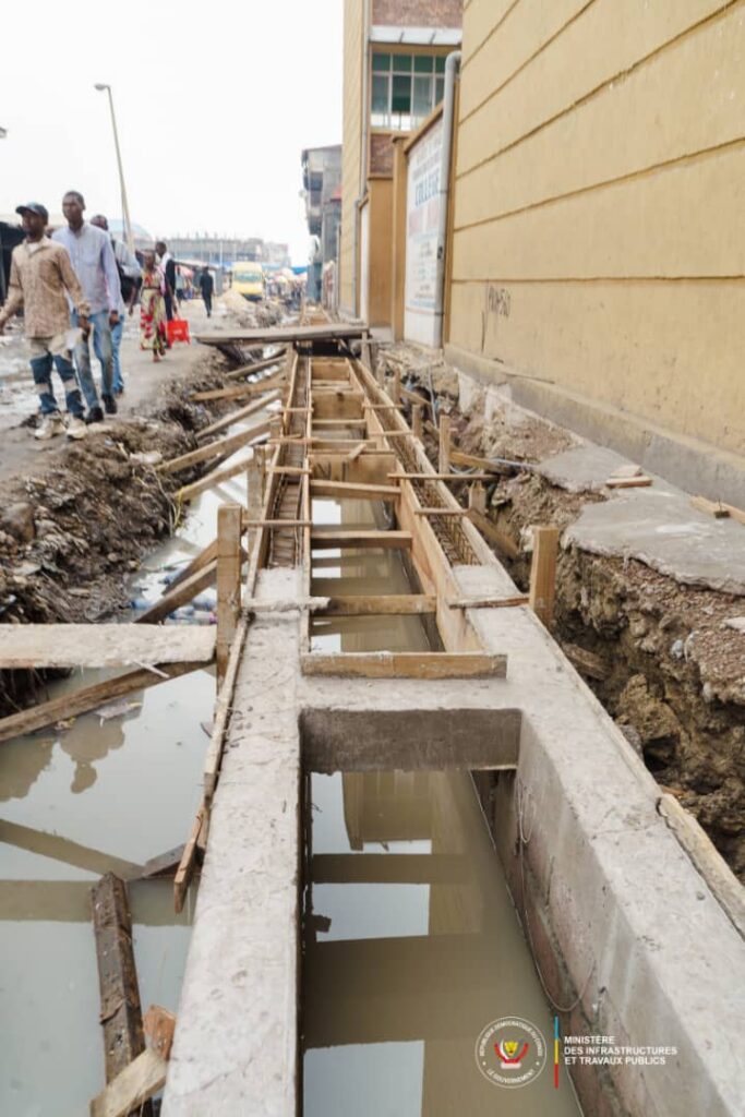 1001526944-683x1024 ‎ITP : John Banza Lunda inspecte les travaux de bétonnage de l’avenue Itaga aux côtés de son collègue Eliezer Nthambwe