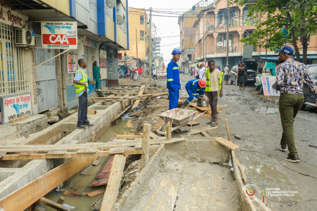 1001527071-1024x682 ‎ITP : John Banza Lunda inspecte les travaux de bétonnage de l’avenue Itaga aux côtés de son collègue Eliezer Nthambwe