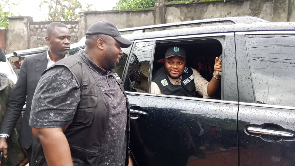 1001578006 Kinshasa-Commune de Ngaliema : Le Gouverneur Daniel Bumba Lubaki inspecte les travaux de route sous la pluie de ce samedi 22 novembre