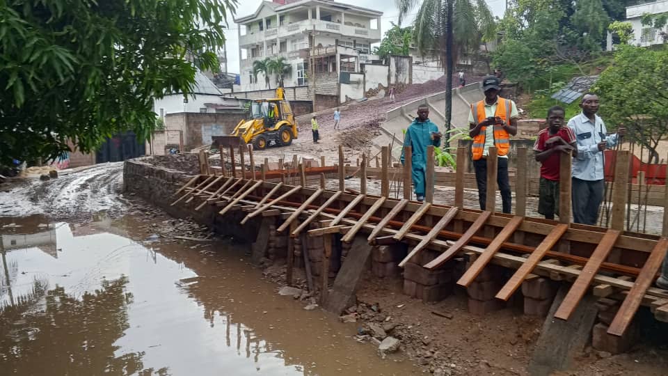 1001578015 Kinshasa-Commune de Ngaliema : Le Gouverneur Daniel Bumba Lubaki inspecte les travaux de route sous la pluie de ce samedi 22 novembre