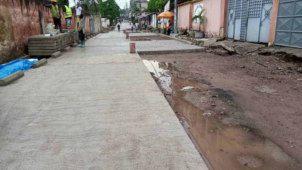1001579145 Kinshasa-Commune de Ngaliema : Le Gouverneur Daniel Bumba Lubaki inspecte les travaux de route sous la pluie de ce samedi 22 novembre