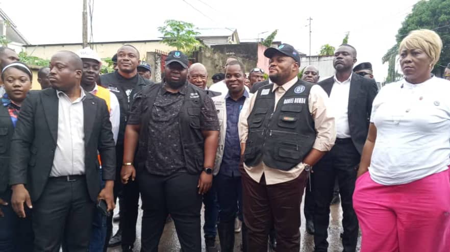 1001579847 Kinshasa-Commune de Ngaliema : Le Gouverneur Daniel Bumba Lubaki inspecte les travaux de route sous la pluie de ce samedi 22 novembre