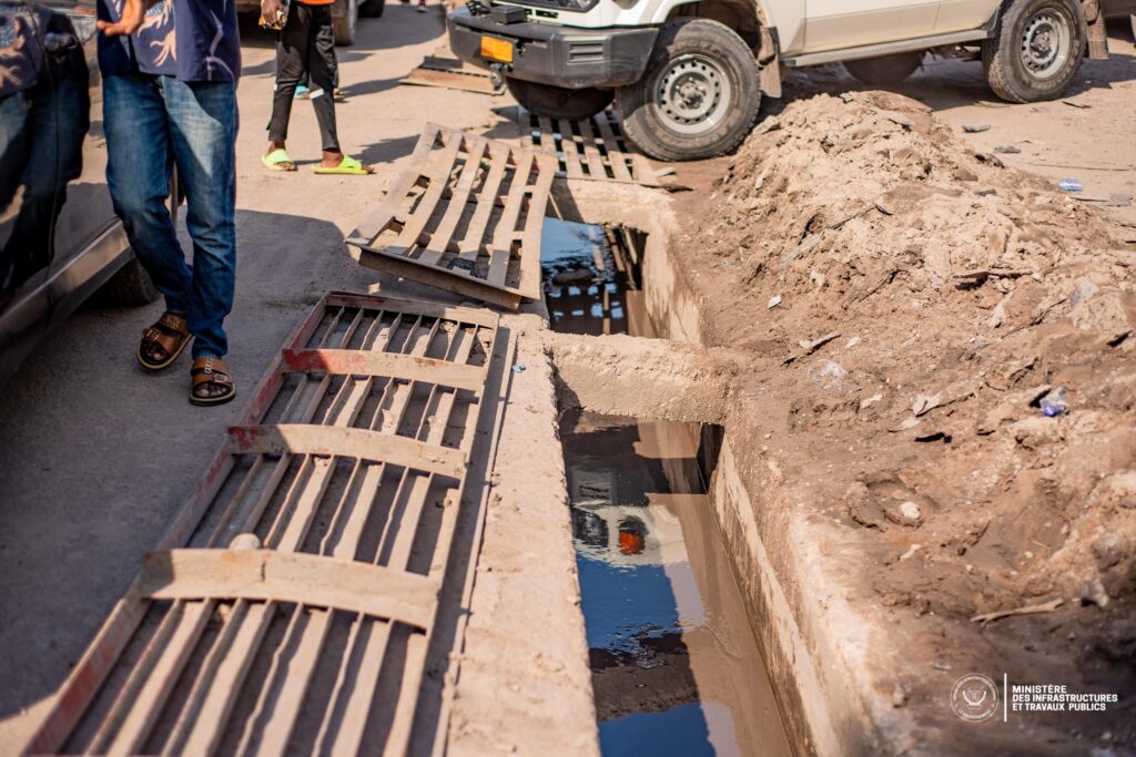 1001591469-1024x683 Kinshasa : John Banza Lunda lance un programme d’urgence de curage des caniveaux et rivière