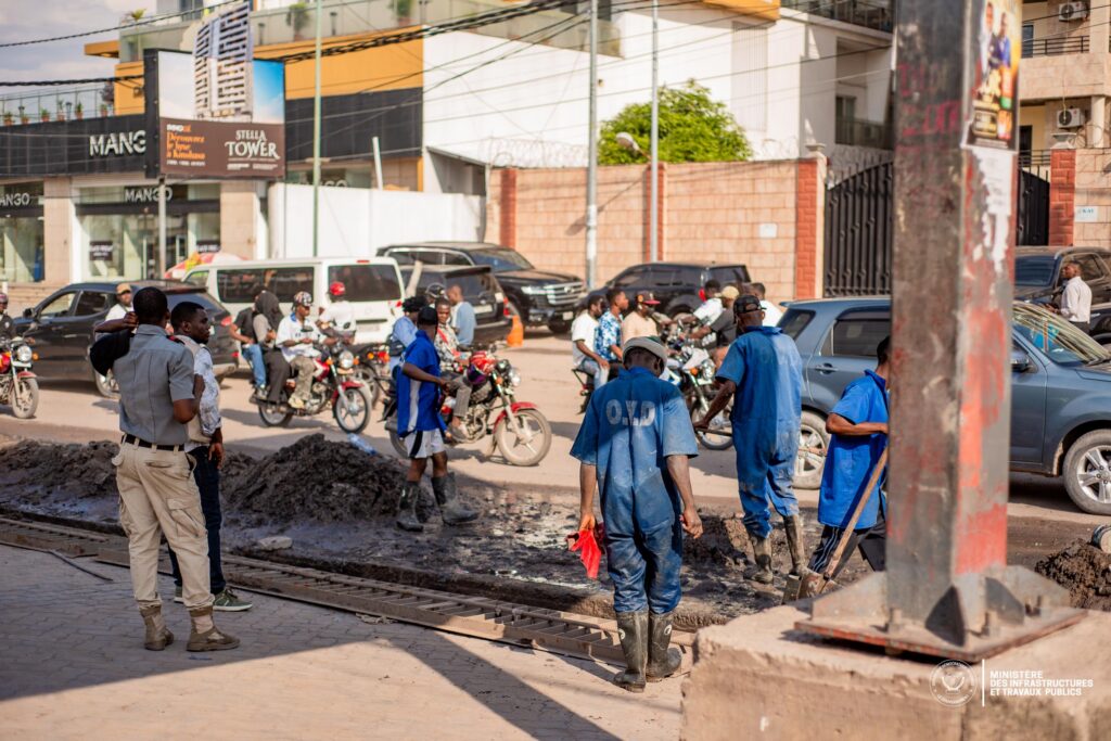 1001591470-1024x683 Kinshasa : John Banza Lunda lance un programme d’urgence de curage des caniveaux et rivière