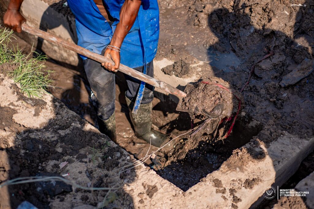 1001591474-1024x683 Kinshasa : John Banza Lunda lance un programme d’urgence de curage des caniveaux et rivière