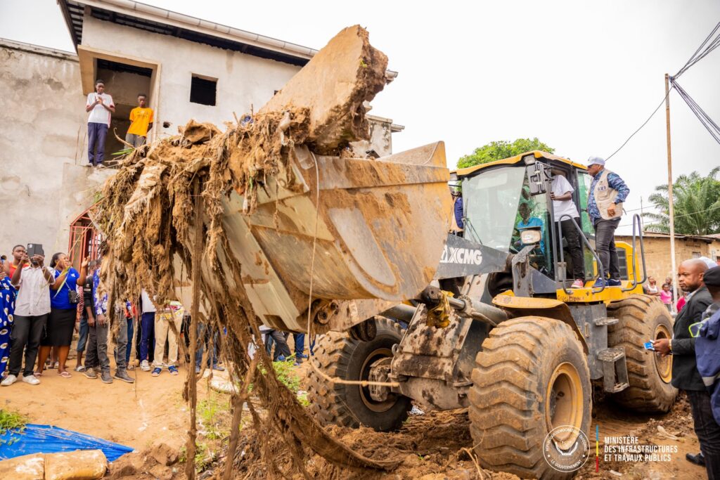 1001596623-1024x683 ‎Kinshasa – ITP : Le ministre John Banza lance une vaste croisade contre les érosions dans plusieurs communes‎