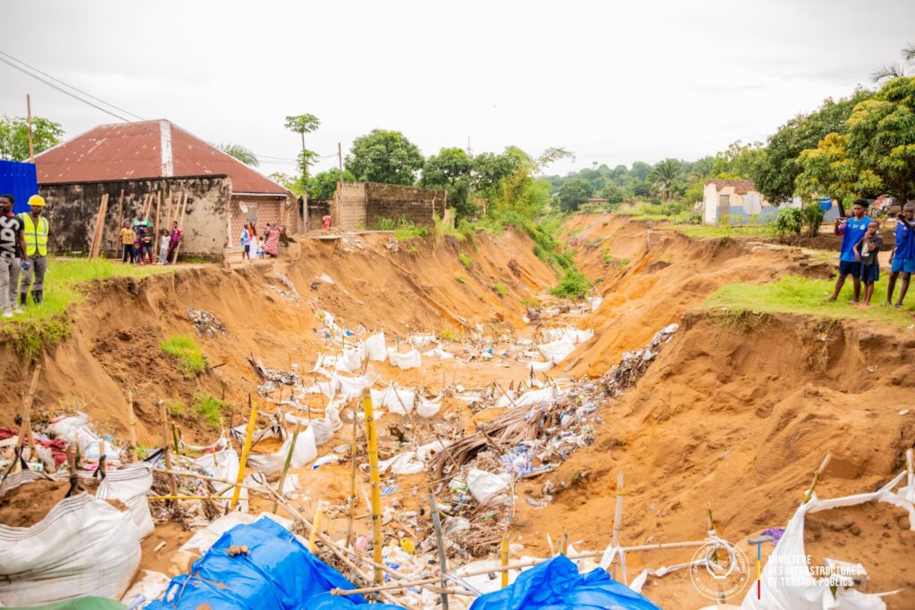 1001596624-1024x683 ‎Kinshasa – ITP : Le ministre John Banza lance une vaste croisade contre les érosions dans plusieurs communes‎