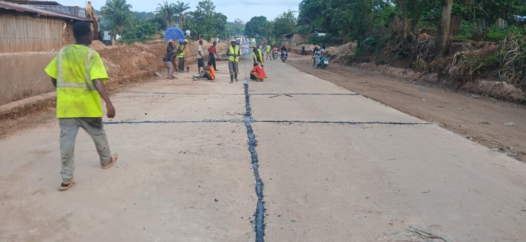 1001601311-1024x473 Kwango : JohnnBanza Lunda lance les travaux d'urgence qui sauve la RN1 au camp Kikwit