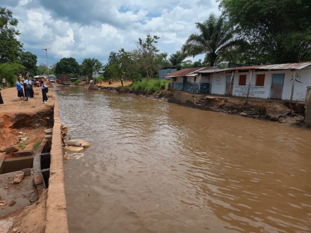 1001601315-1024x768 Kwango : JohnnBanza Lunda lance les travaux d'urgence qui sauve la RN1 au camp Kikwit