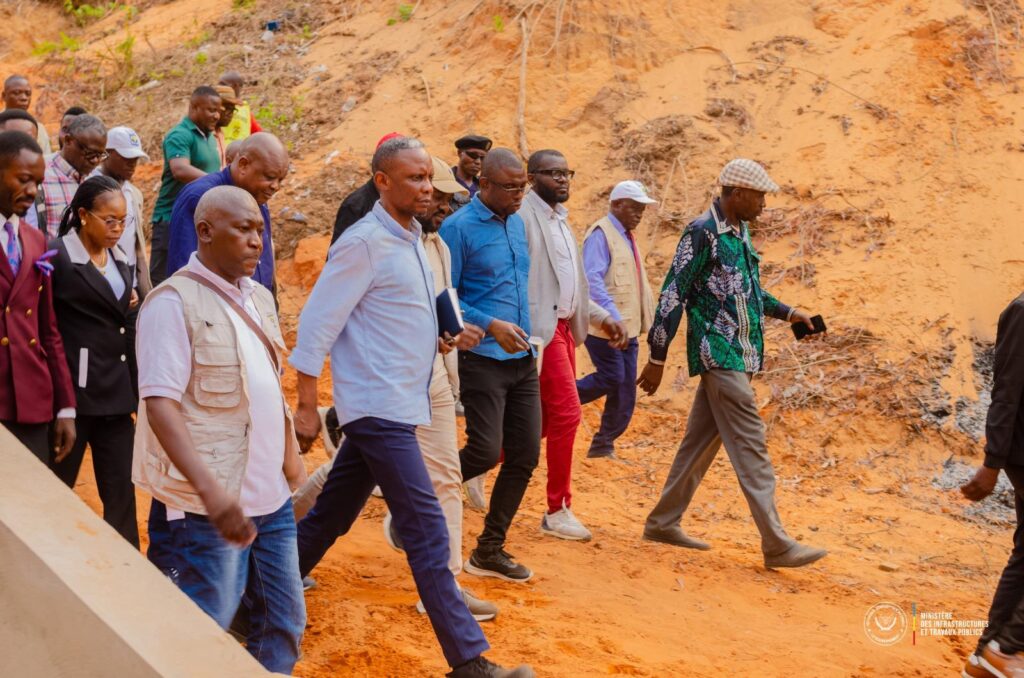 1001601321-1024x678 Kwango : JohnnBanza Lunda lance les travaux d'urgence qui sauve la RN1 au camp Kikwit