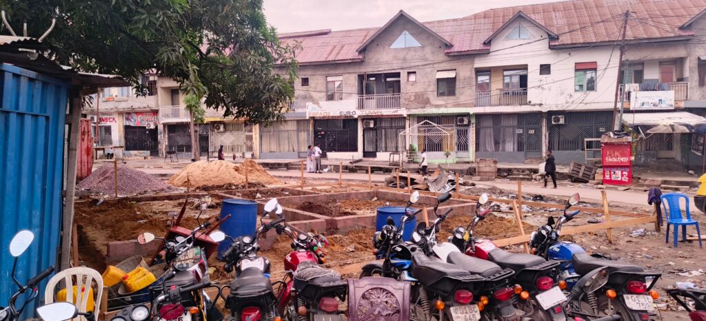 1001608992-1024x466 Kinshasa-du jamais vu : bientôt, un Bureau du quartier dans l'enceinte du "Rond-point de l'avenue Trois Vallées"