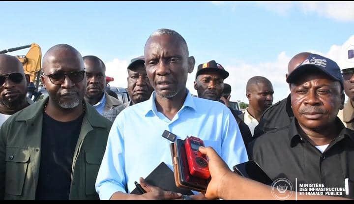 1001611907 ‎Kasai cental-TPI : John Banza Lunda inspecte les travaux de la Route de l’Espoir  Kananga-Kalambambuji