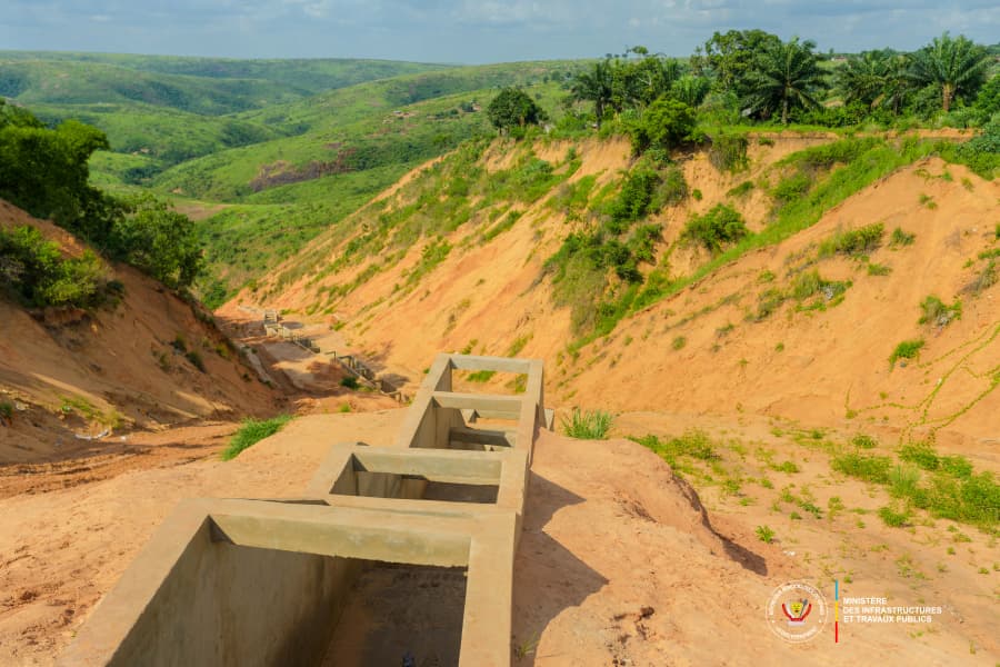 1001614278 Kenge : Le Dircaba du ministre national des ITP, Papy Labila ouvre un front contre les érosions dévastatrices