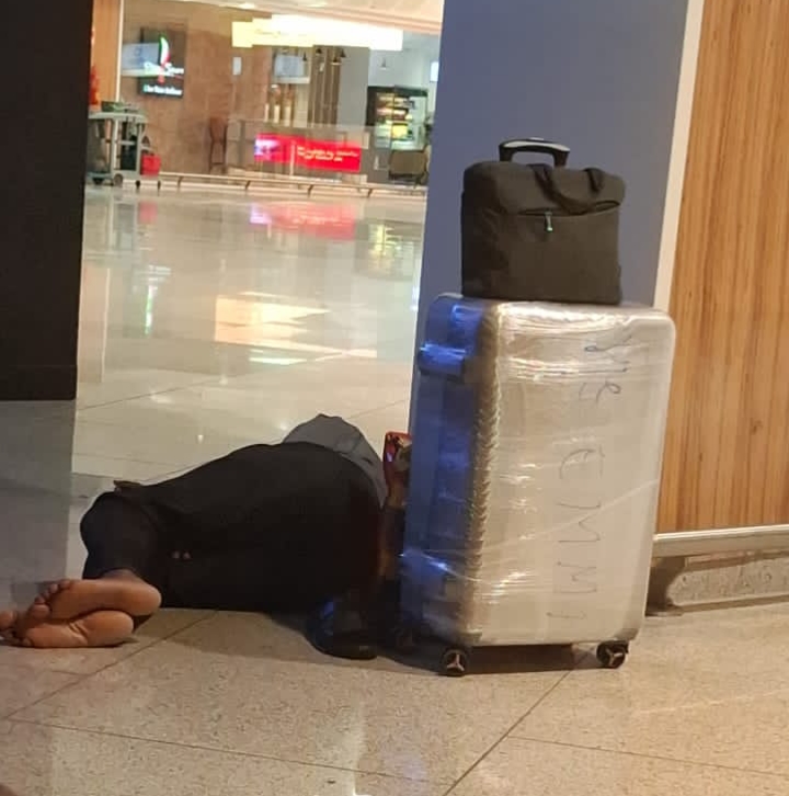 1002334732 Royal Air Maroc : Des passagers ont passé leur première nuit à l'aéroport Muhammed V de Casablanca